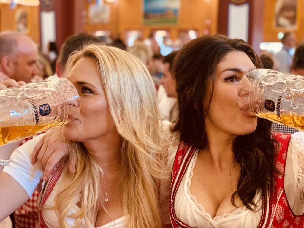 Öldrickning av Lena-Sam med stora glas i München